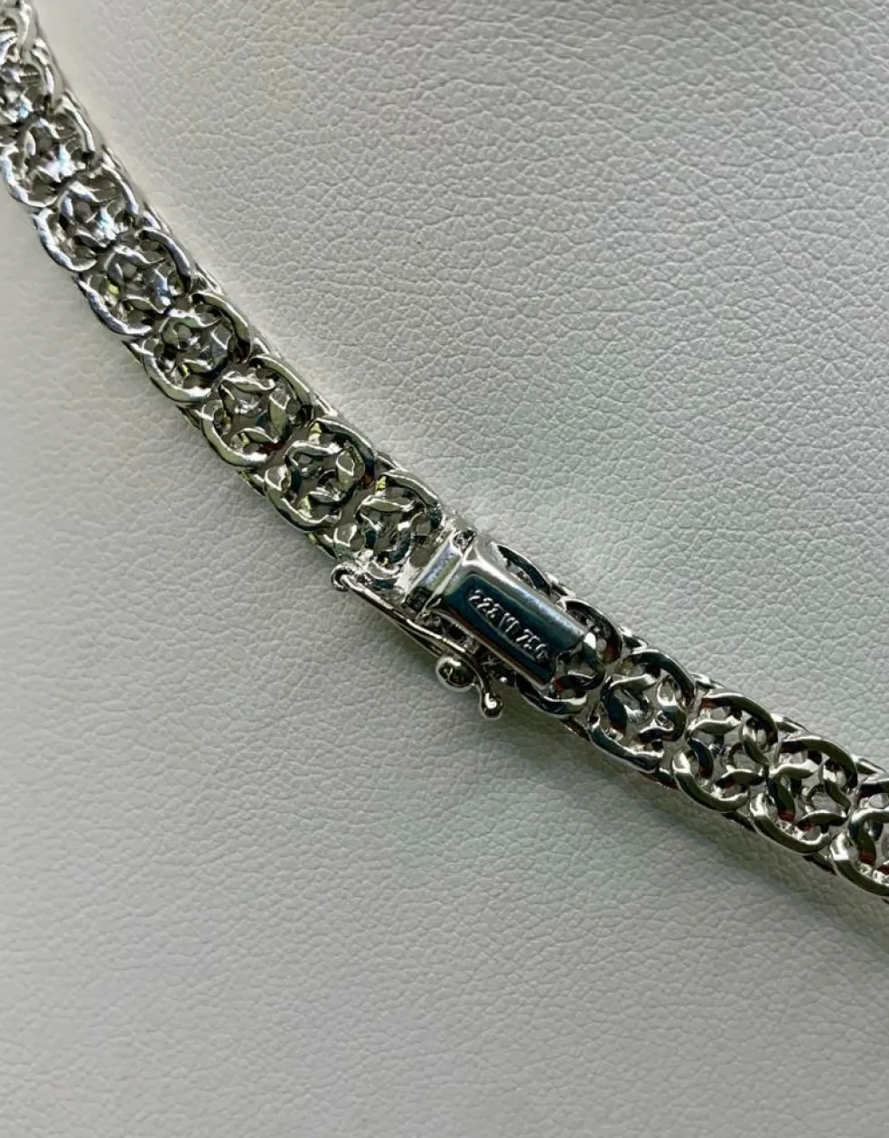 Collier vintage en or blanc