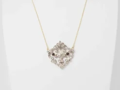 Collier volutes en or jaune et argent, grenat diamants et perle