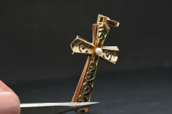 Croix Ajourée en Or Embellie d'une Perle