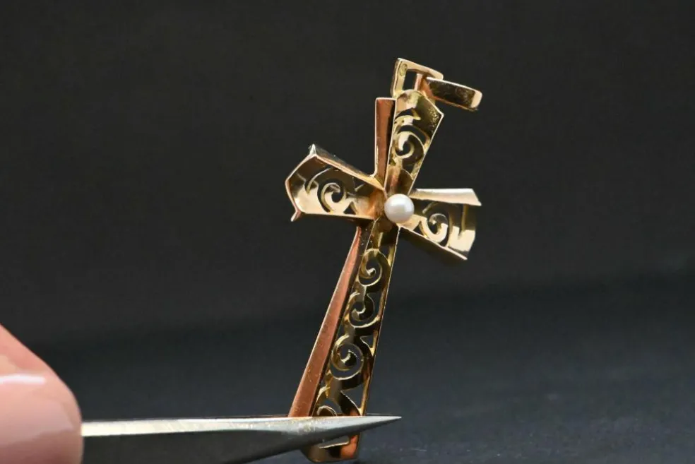 Croix Ajourée en Or Embellie d'une Perle