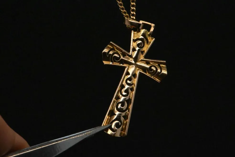 Croix Ajourée en Or Embellie d'une Perle