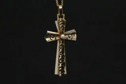 Croix Ajourée en Or Embellie d'une Perle
