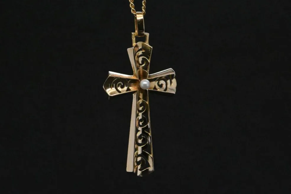 Croix Ajourée en Or Embellie d'une Perle
