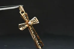 Croix Ajourée en Or Embellie d'une Perle