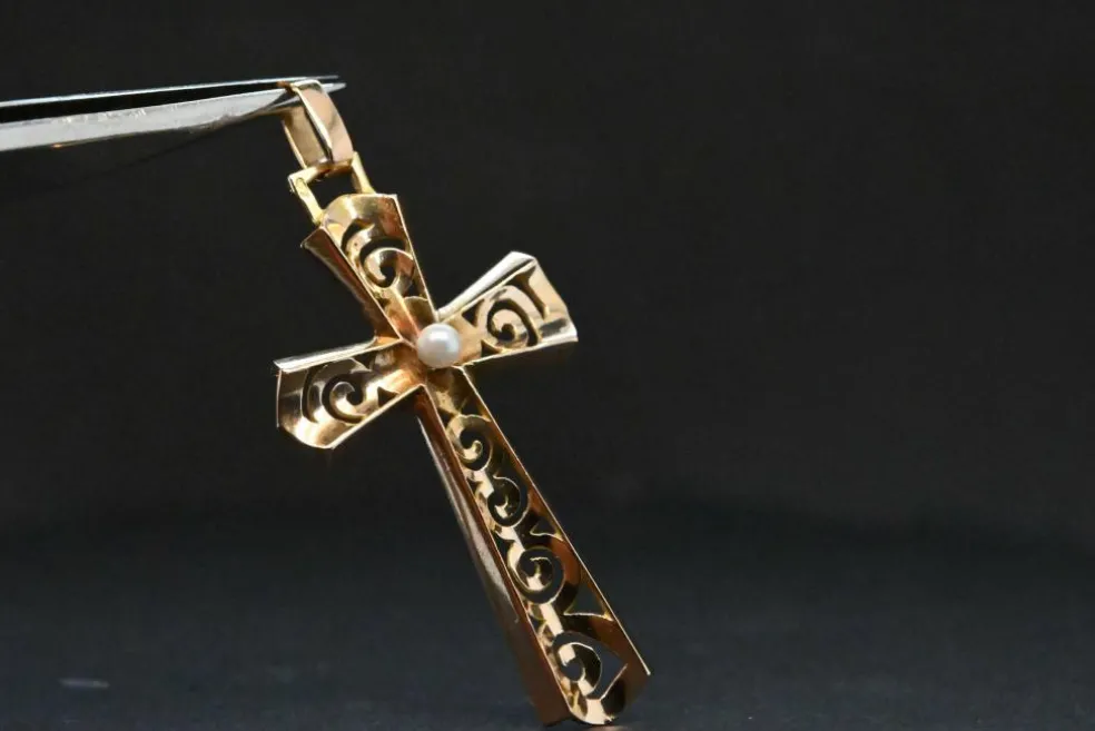 Croix Ajourée en Or Embellie d'une Perle