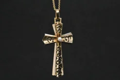 Croix Ajourée en Or Embellie d'une Perle