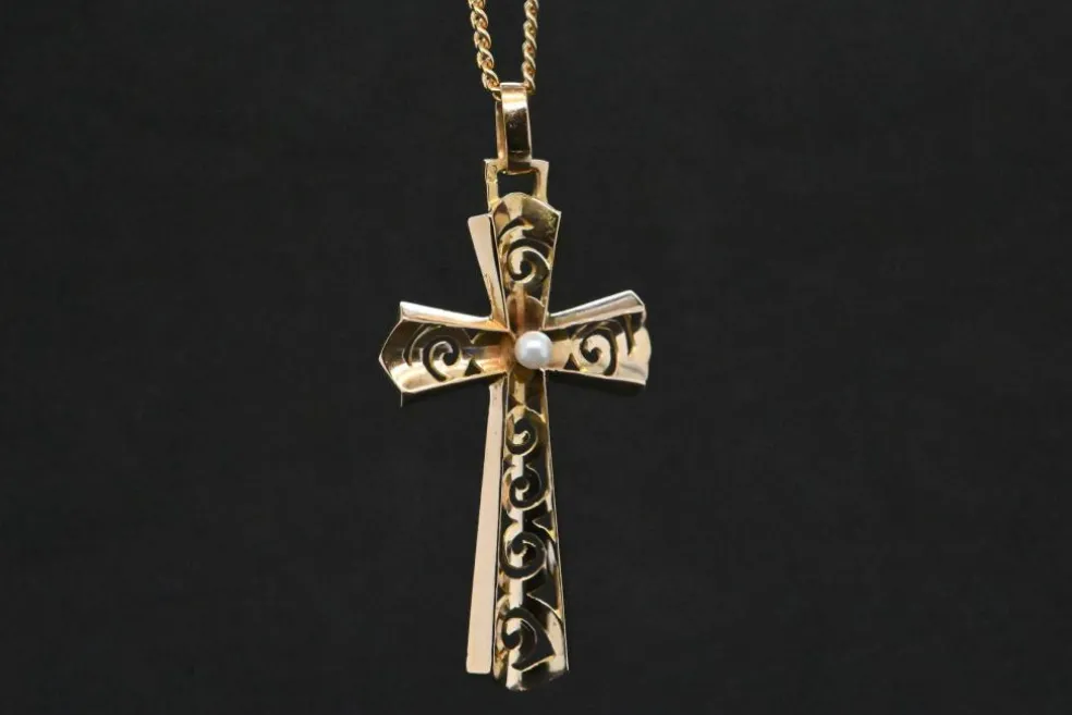 Croix Ajourée en Or Embellie d'une Perle