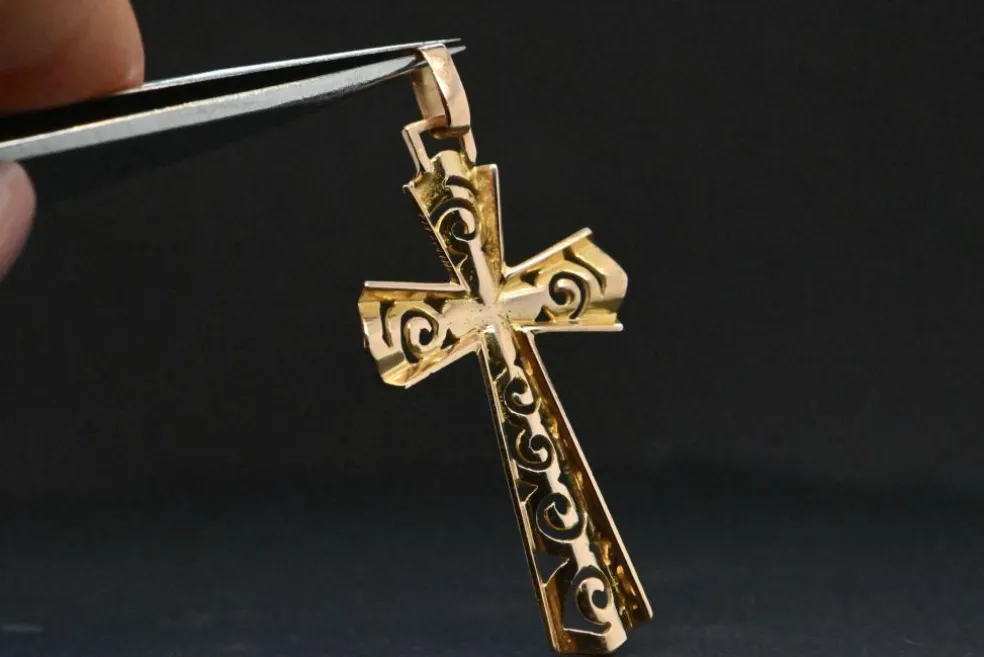 Croix Ajourée en Or Embellie d'une Perle