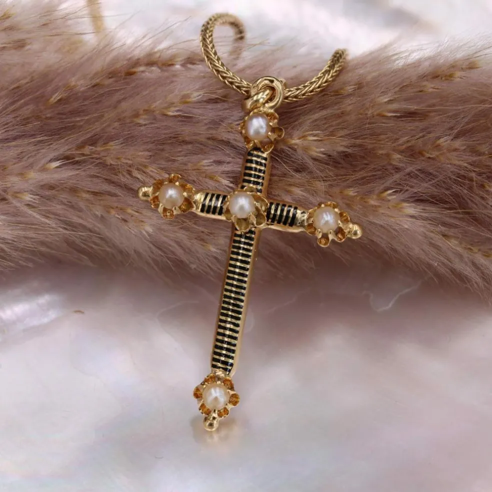 Croix ancienne émail noir perles fines et sa chaine