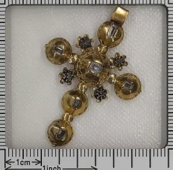 Croix de diamant d'or
