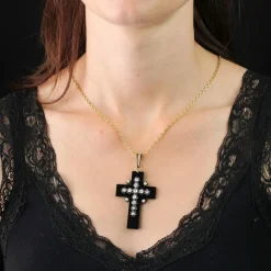 Croix en onyx ornée de diamants et perles fines