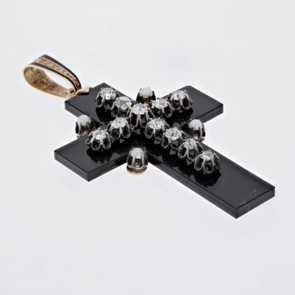 Croix en onyx ornée de diamants et perles fines