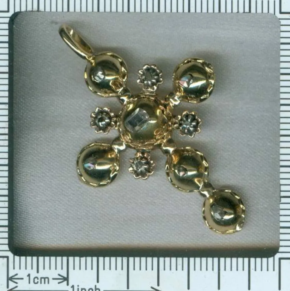 Croix en or avec diamants