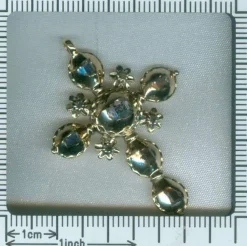 Croix en or, diamants