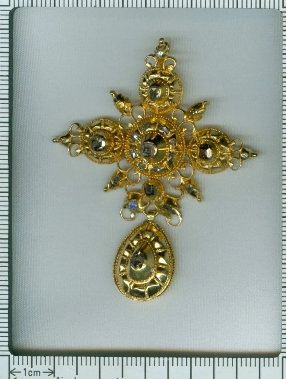 Croix en or et diamants