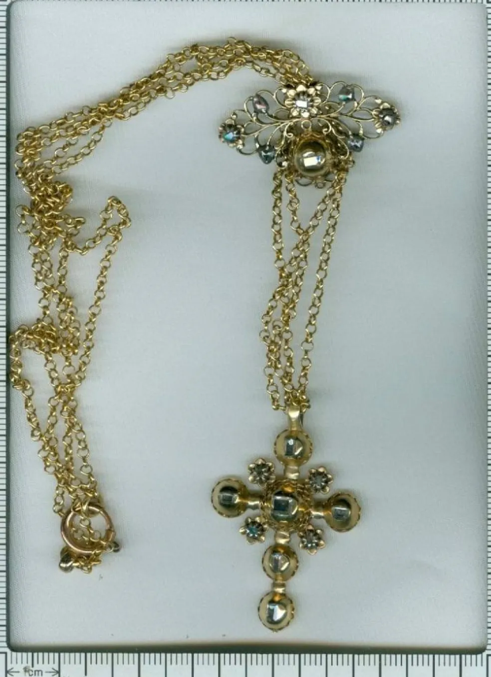 Croix en or et diamants
