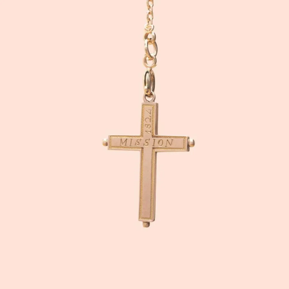 Croix formant reliquaire en or rose 18K (750°/00) gravée sur le dessus de la mention "MISSION 1824"