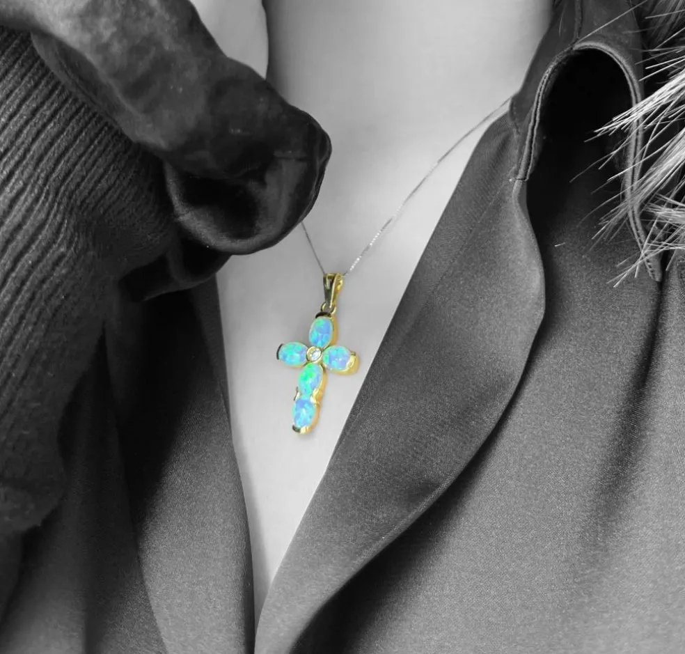 Croix moderne avec opales arlequin et diamant