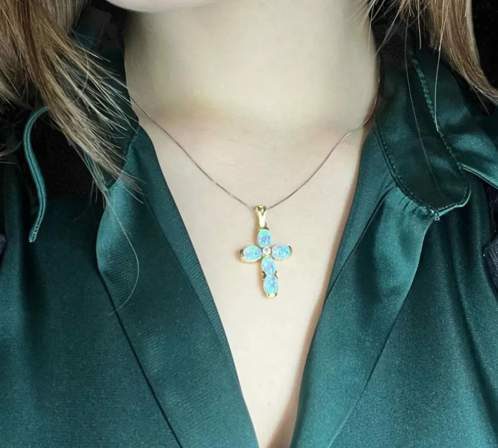 Croix moderne avec opales arlequin et diamant