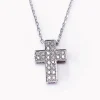 Croix sur chaîne, or blanc et diamants
