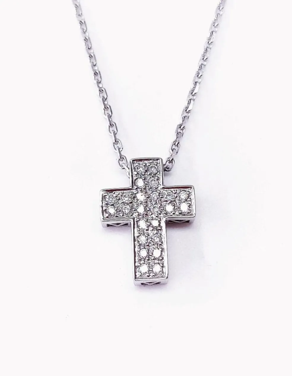 Croix sur chaîne, or blanc et diamants