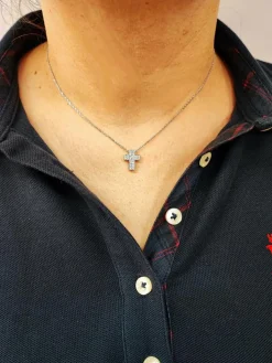 Croix sur chaîne, or blanc et diamants