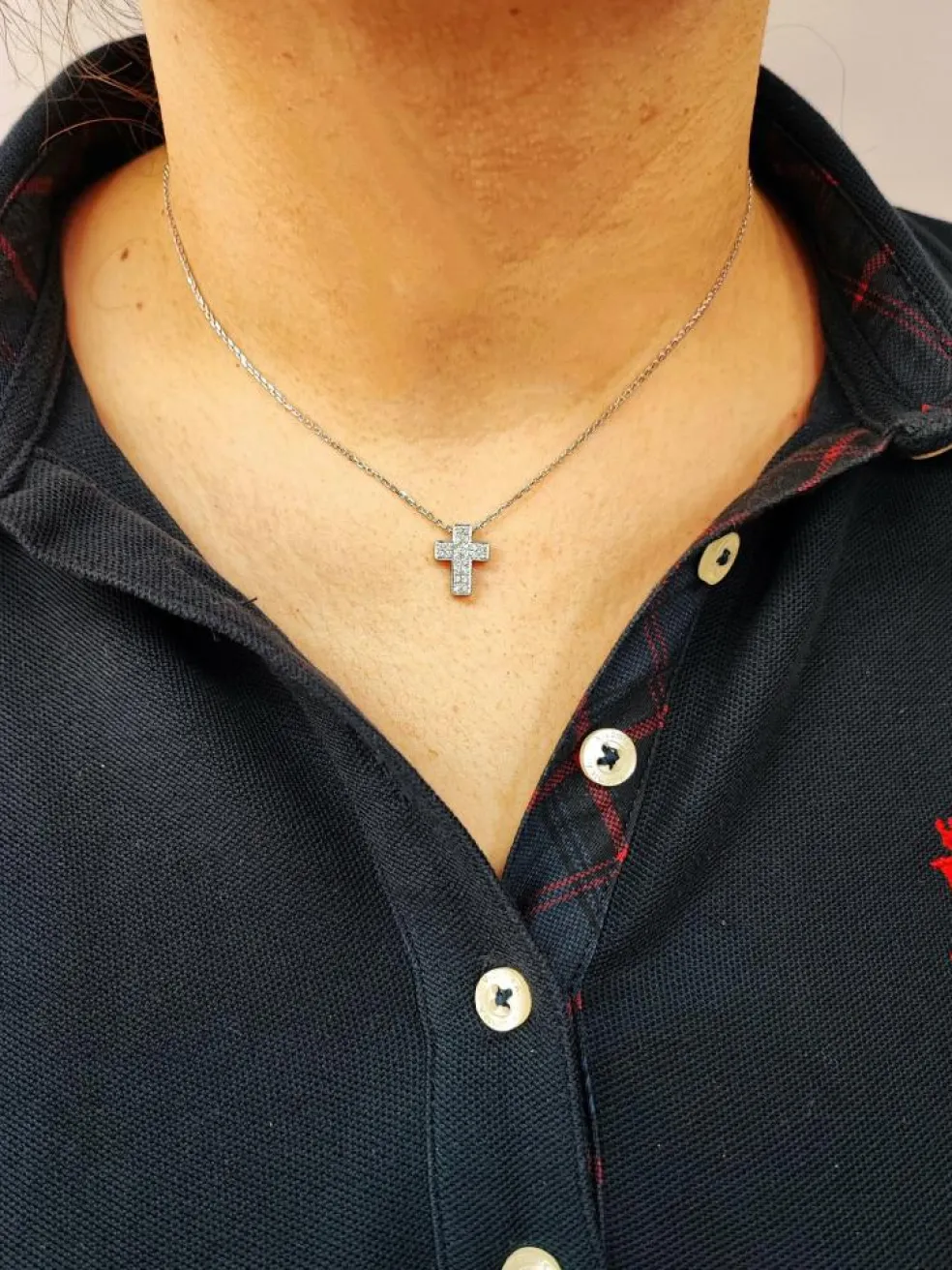 Croix sur chaîne, or blanc et diamants