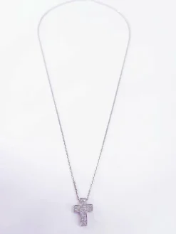 Croix sur chaîne, or blanc et diamants