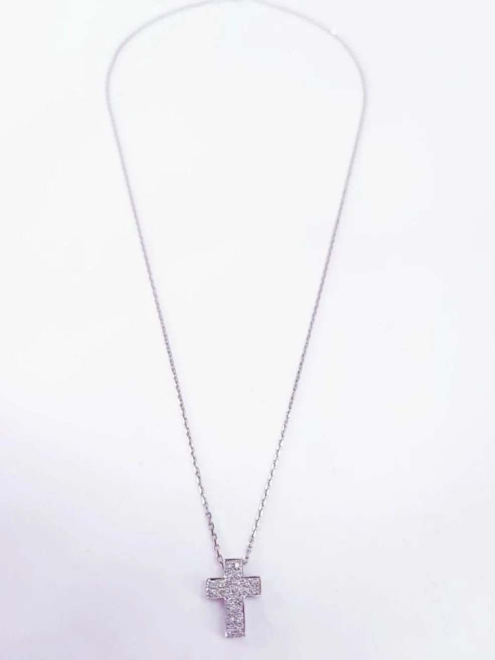 Croix sur chaîne, or blanc et diamants