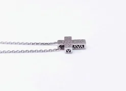 Croix sur chaîne, or blanc et diamants