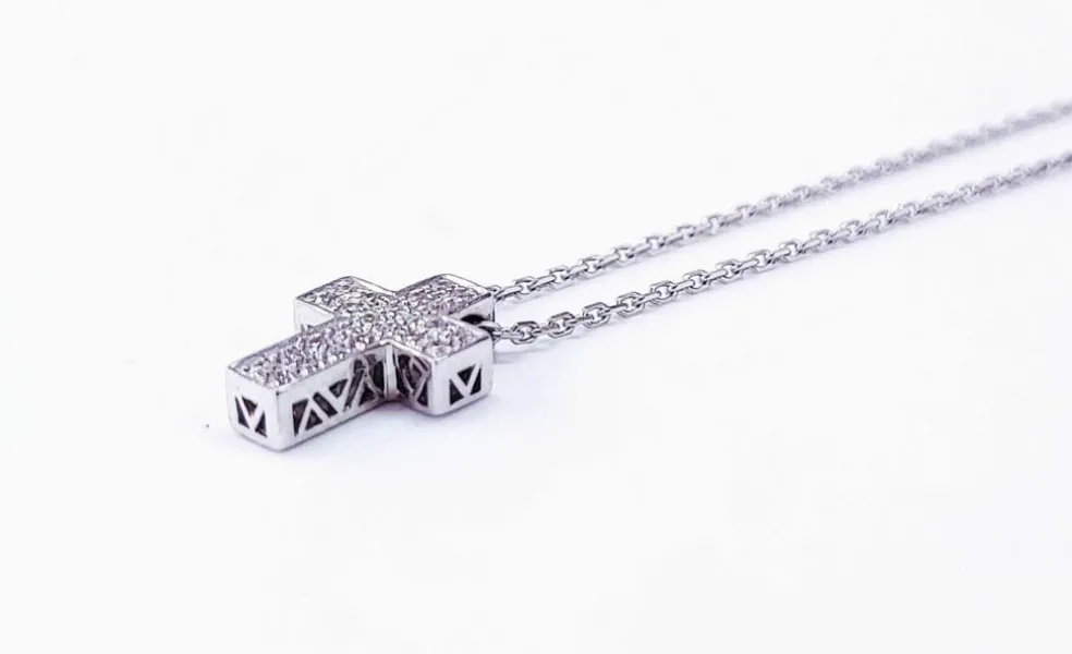 Croix sur chaîne, or blanc et diamants