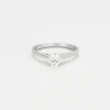 DE BEERS. Bague solitaire en platine et diamant