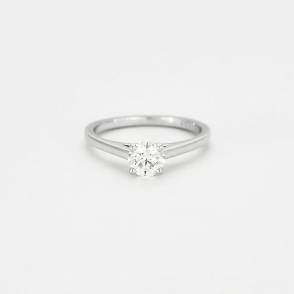DE BEERS. Bague solitaire en platine et diamant