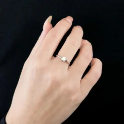 DE BEERS. Bague solitaire en platine et diamant