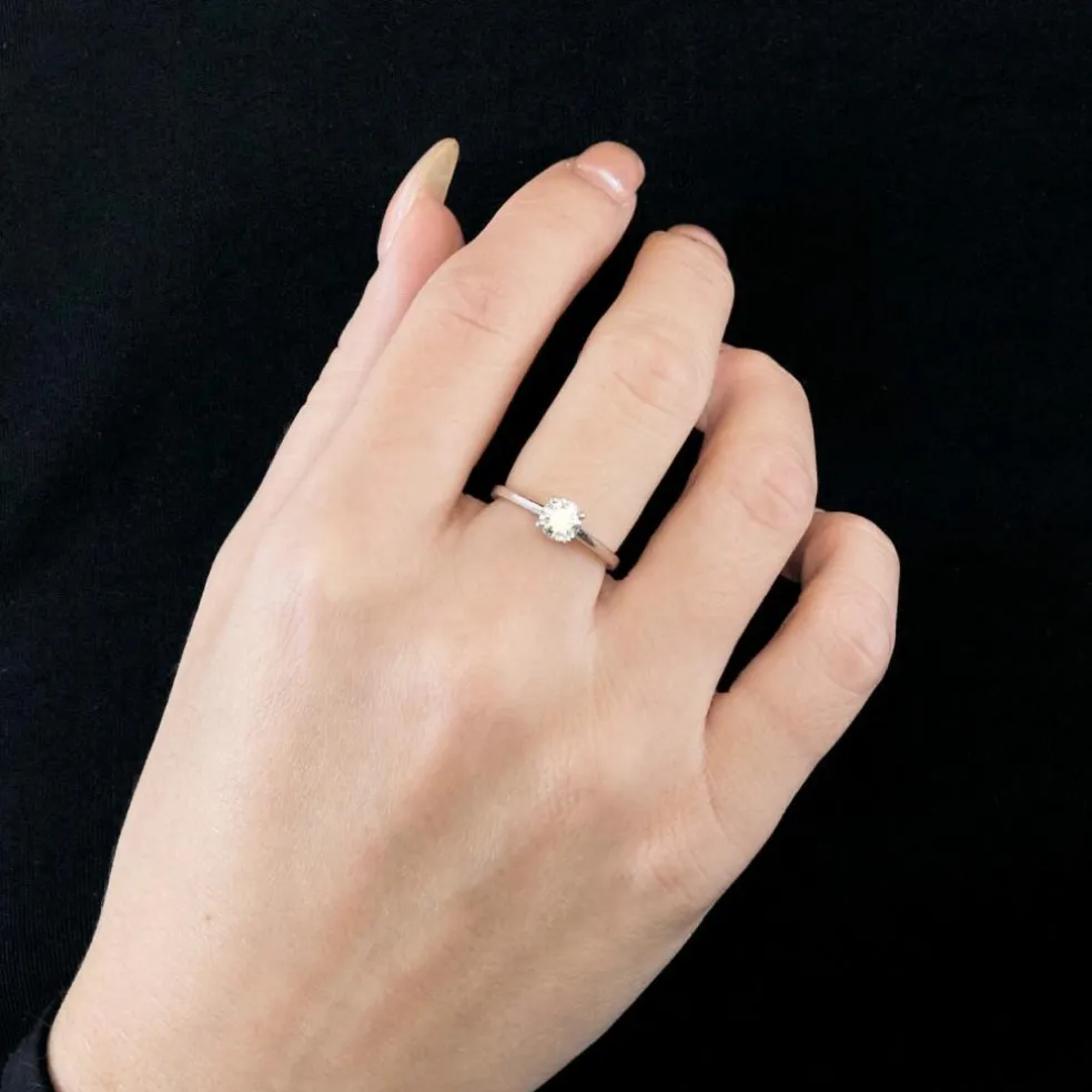 DE BEERS. Bague solitaire en platine et diamant
