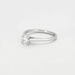 DE BEERS. Bague solitaire en platine et diamant