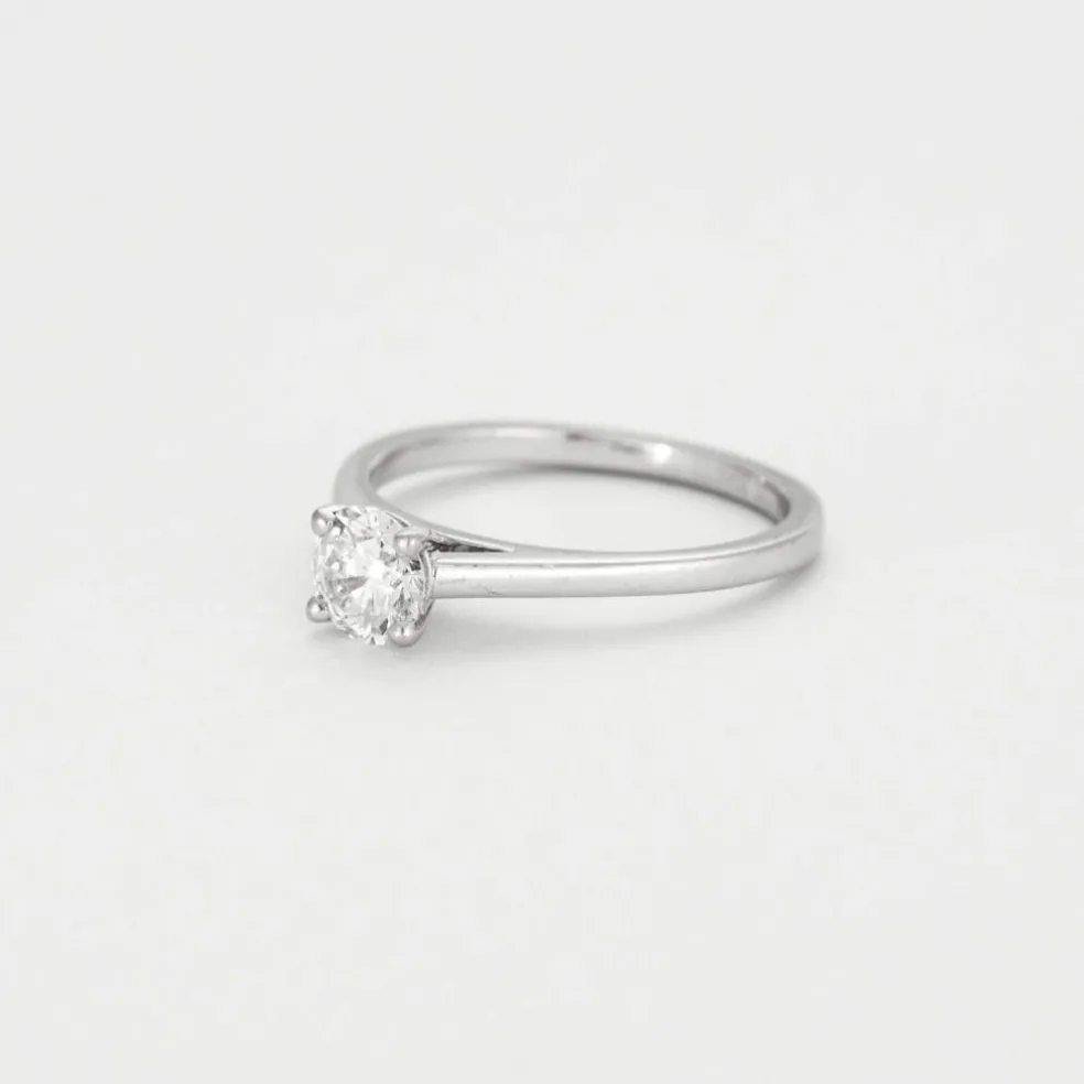 DE BEERS. Bague solitaire en platine et diamant