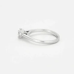 DE BEERS. Bague solitaire en platine et diamant