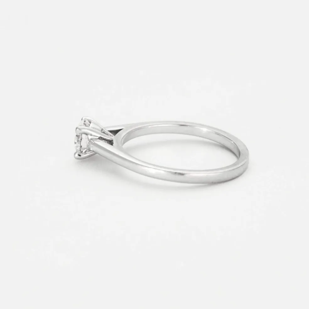 DE BEERS. Bague solitaire en platine et diamant