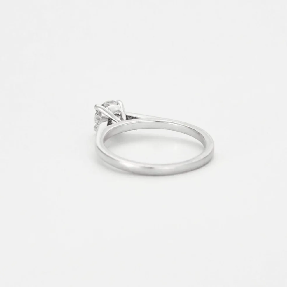 DE BEERS. Bague solitaire en platine et diamant