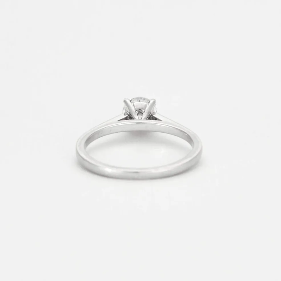 DE BEERS. Bague solitaire en platine et diamant
