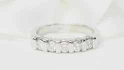 Demi alliance en or blanc et diamants 0.60ct