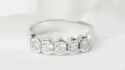 Demi alliance en or blanc et diamants 0.60ct