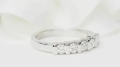 Demi alliance en or blanc et diamants 0.60ct