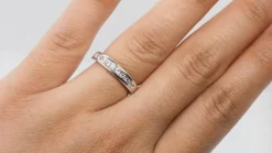 Demi alliance en or blanc et diamants