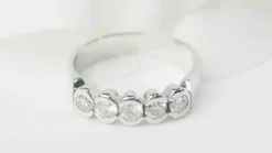 Demi alliance en or blanc et diamants 0.60ct