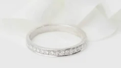 Demi alliance en or blanc et diamants 0.50ct