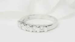 Demi alliance en or blanc et diamants 0.60ct