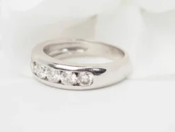 Demi alliance en or blanc et diamants 1.05ct