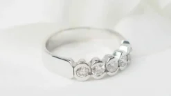 Demi alliance en or blanc et diamants 0.60ct